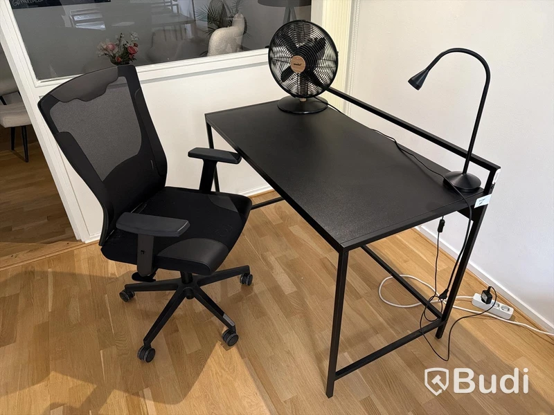 Skrivbord svart med kontorsstol och lampa och fläkt