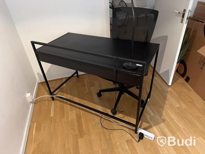 Skrivbord svart med kontorsstol och lampa