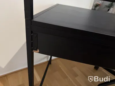 Skrivbord svart med kontorsstol och lampa