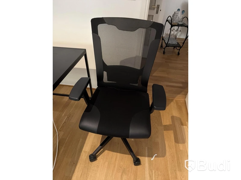 Skrivbord svart med kontorsstol och lampa