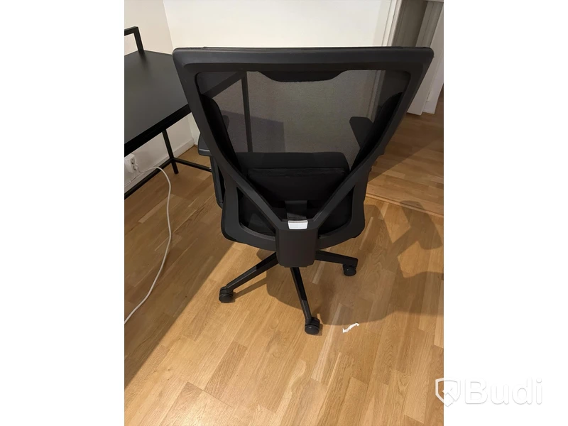 Skrivbord svart med kontorsstol och lampa