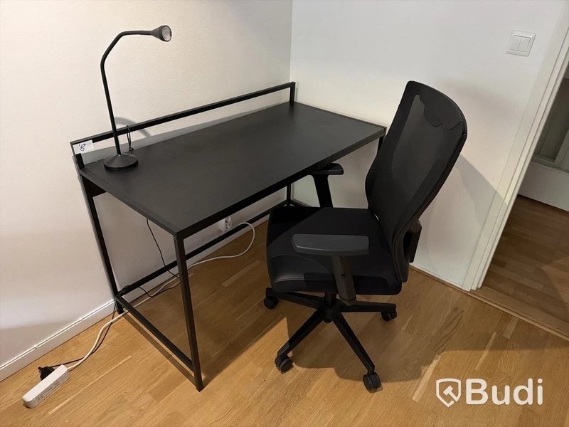Skrivbord svart med kontorsstol och lampa