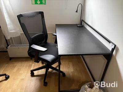 Skrivbord svart med kontorsstol och lampa