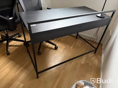 Skrivbord svart med kontorsstol och lampa