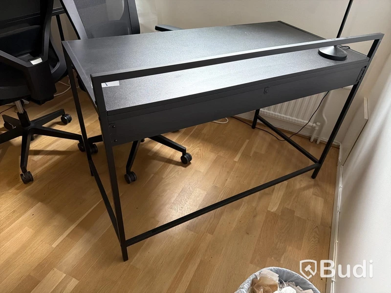 Skrivbord svart med kontorsstol och lampa