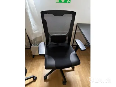Skrivbord svart med kontorsstol och lampa