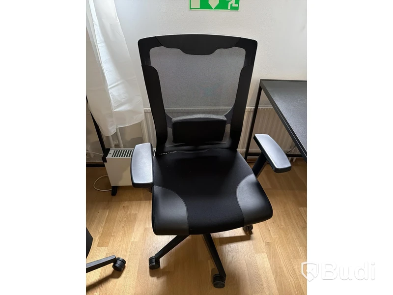 Skrivbord svart med kontorsstol och lampa