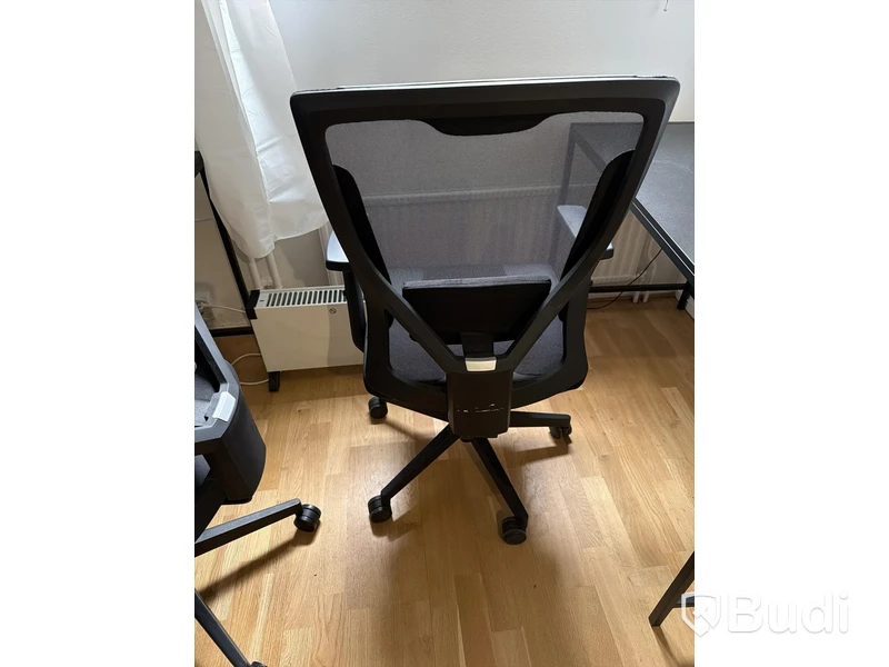 Skrivbord svart med kontorsstol och lampa