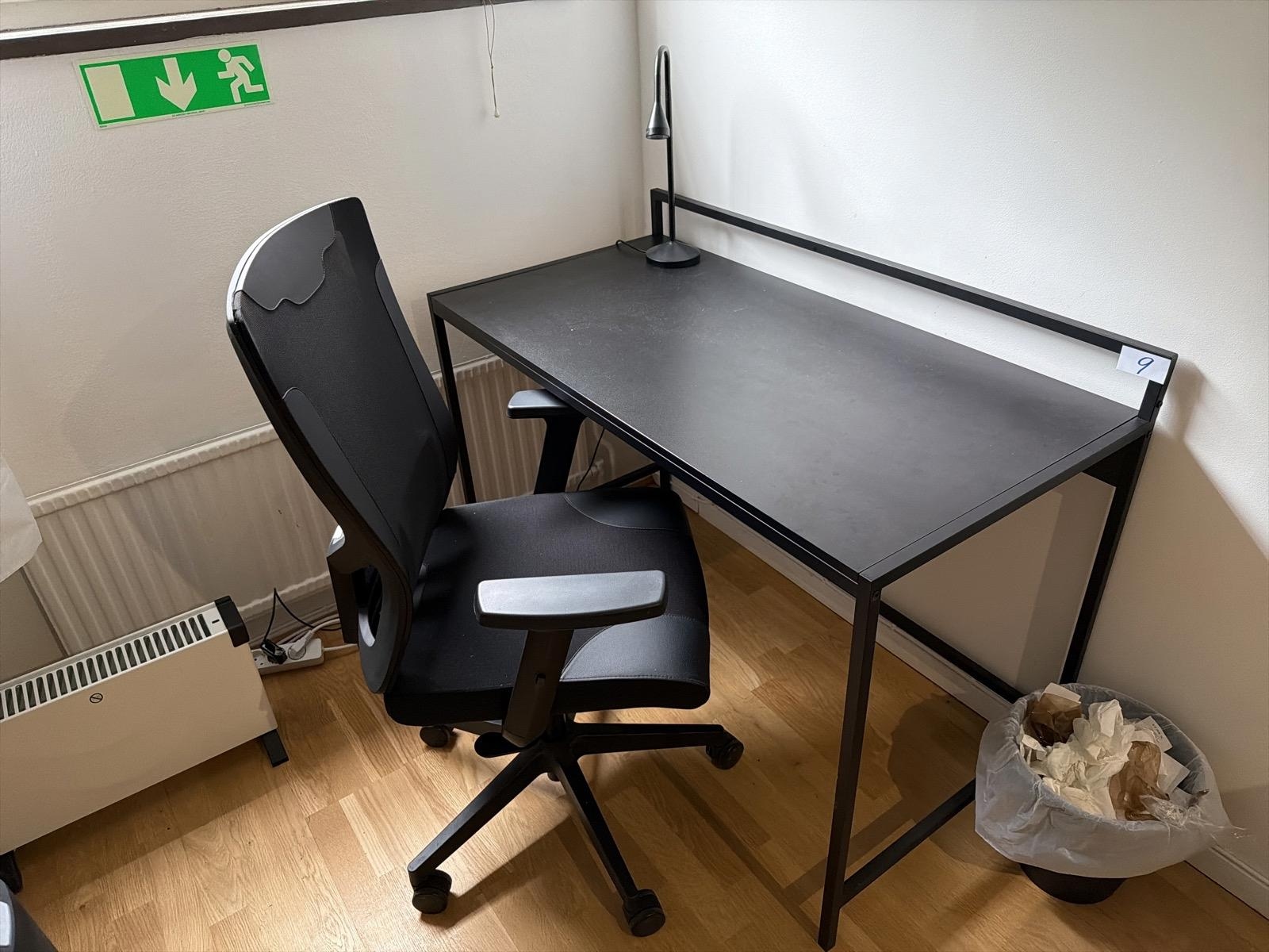Skrivbord svart med kontorsstol och lampa