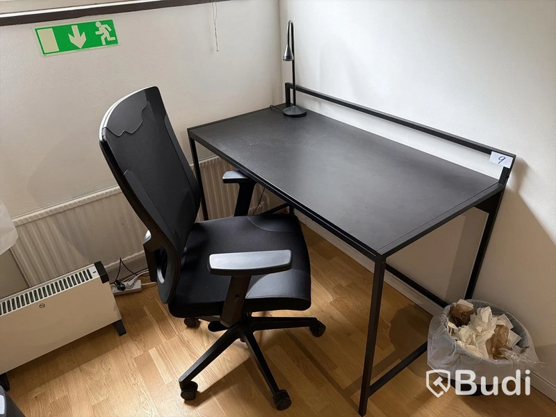Skrivbord svart med kontorsstol och lampa