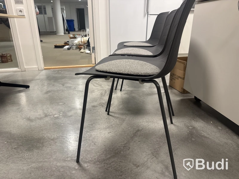 3 st. stapelbara plaststolar Lammhults, med sittdyna