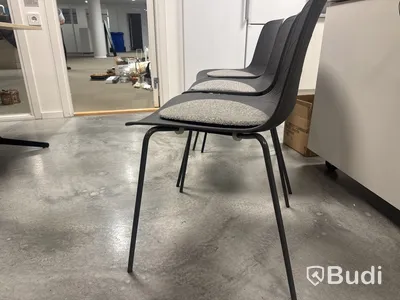 3 st. stapelbara plaststolar Lammhults, med sittdyna