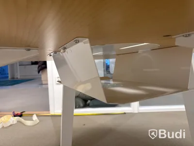 Runt konferensbord i trä, vita stålben, Ø 140 cm