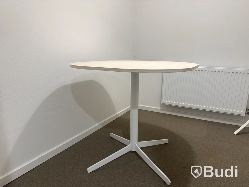 Litet konferensbord med lampa