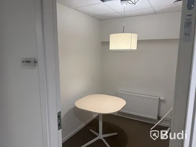 Litet konferensbord med lampa