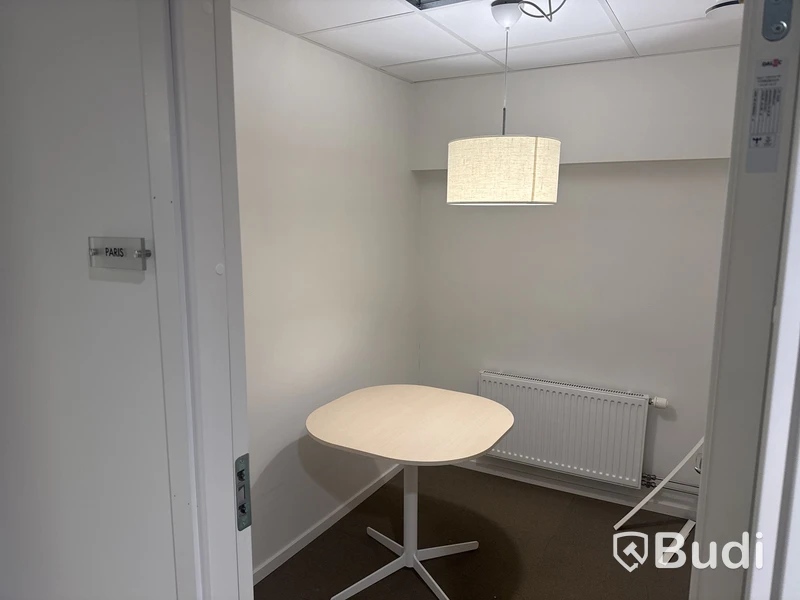 Litet konferensbord med lampa