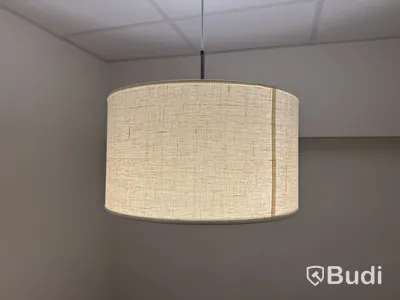 Litet konferensbord med lampa