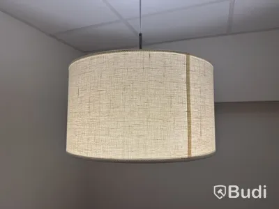 Litet konferensbord med lampa