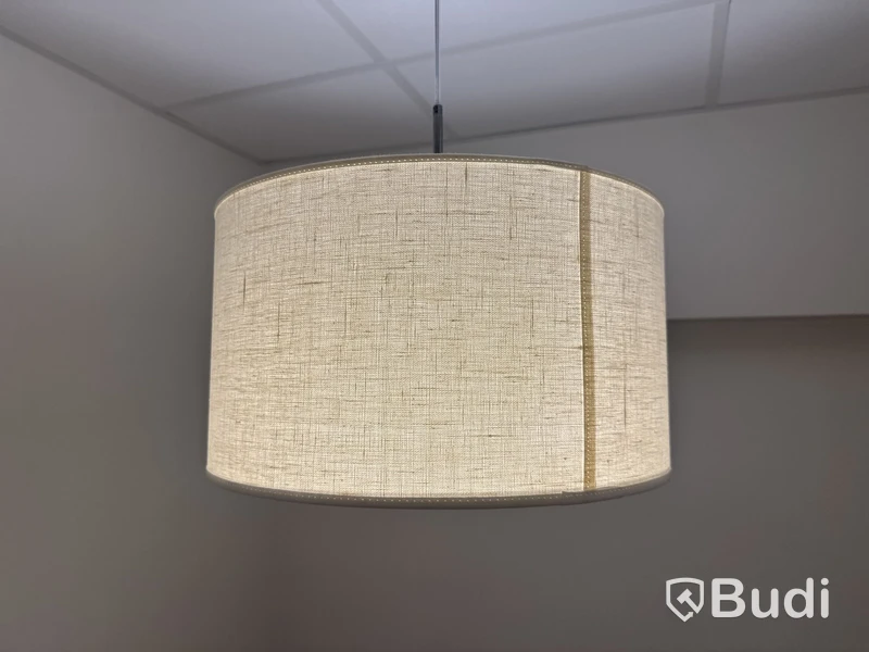 Litet konferensbord med lampa