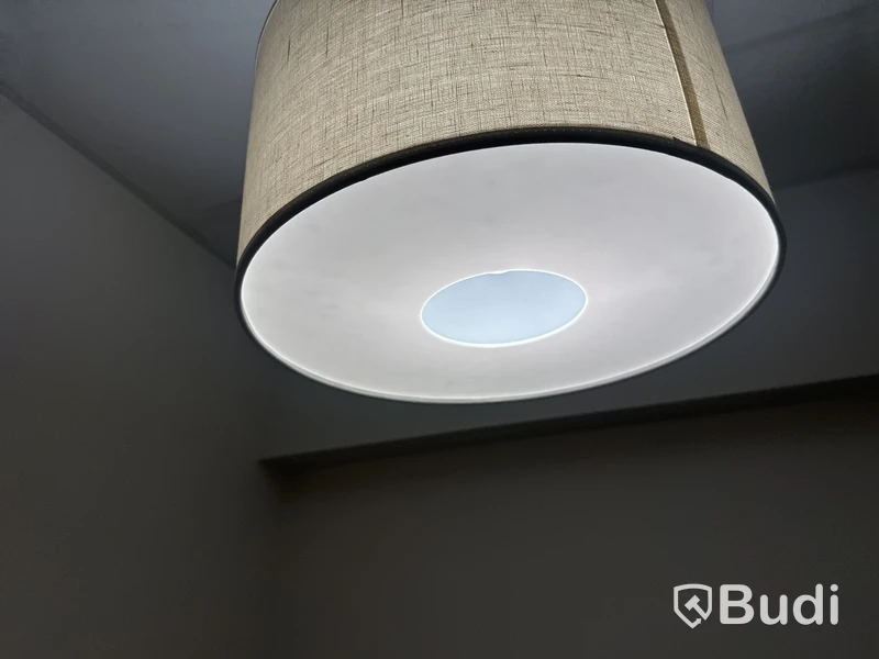 Litet konferensbord med lampa