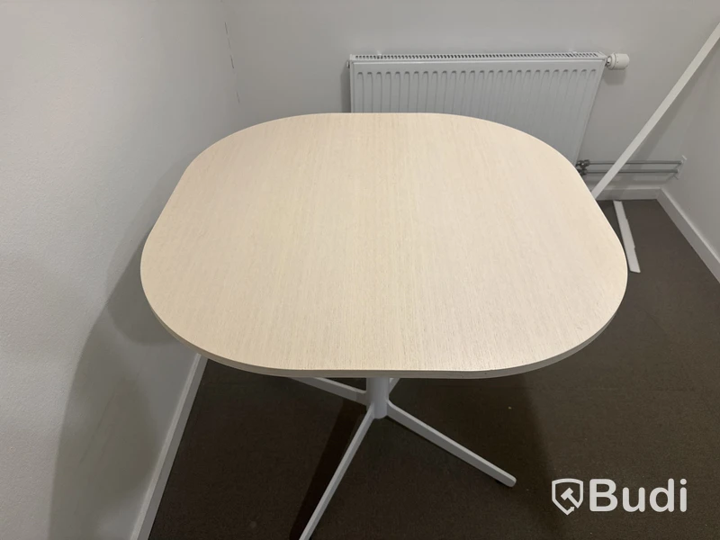 Litet konferensbord med lampa