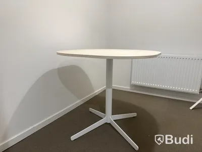 Litet konferensbord med lampa