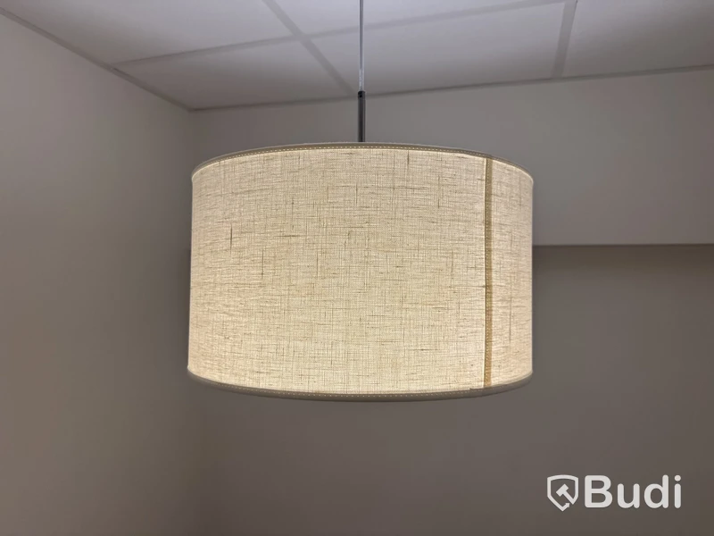 Litet konferensbord med lampa