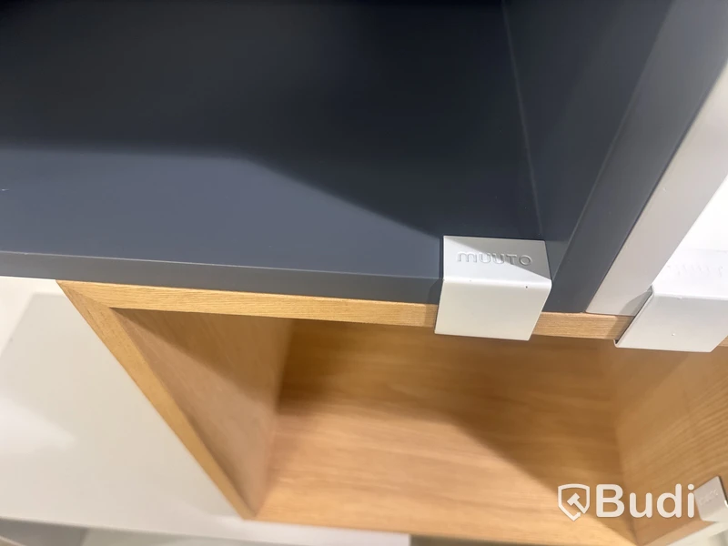 Bokhylla Muuto med fästen, 3 boxar
