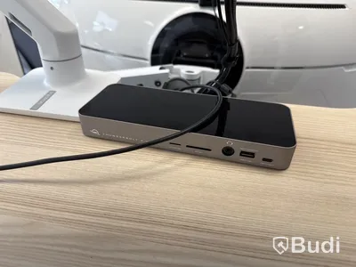 Samsung 49 tum curved datorskärm med bordfäste USB-docka samt logitech kamera. Skärmen är C49G95TSSR
