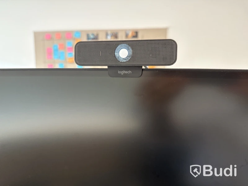 Samsung 49 tum curved datorskärm med bordfäste USB-docka samt logitech kamera. Skärmen är C49G95TSSR