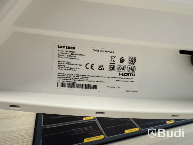 Samsung 49 tum curved datorskärm med bordfäste USB-docka samt logitech kamera. Skärmen är C49G95TSSR
