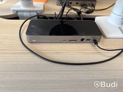 Samsung 49 tum curved datorskärm med bordfäste USB-docka samt logitech kamera. Skärmen är C49G95TSSR