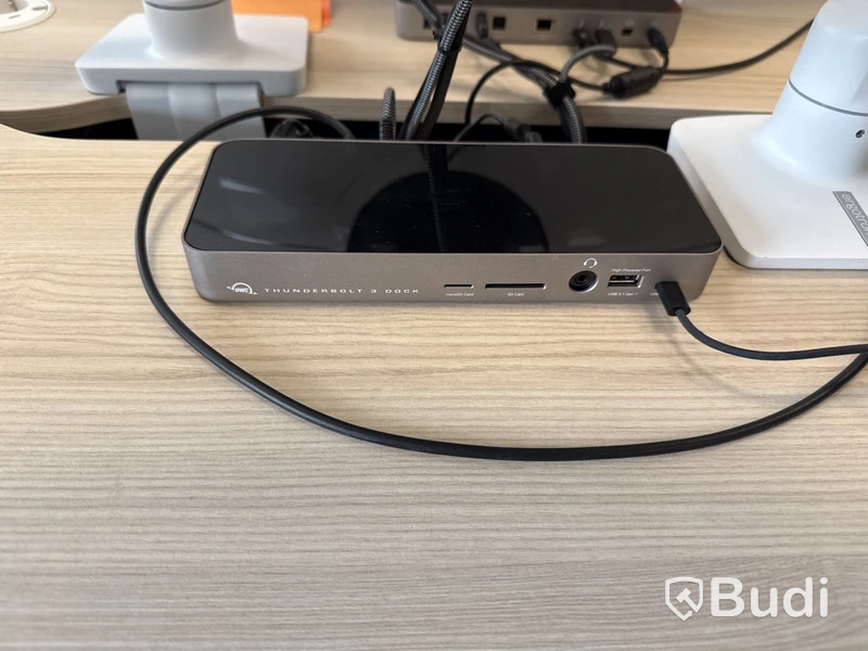 Samsung 49 tum curved datorskärm med bordfäste USB-docka samt logitech kamera. Skärmen är C49G95TSSR