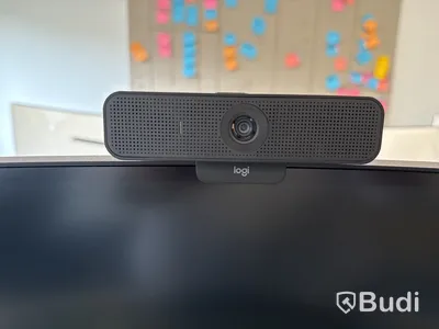 Samsung 49 tum curved datorskärm med bordfäste USB-docka samt logitech kamera. Skärmen är C49G95TSSR