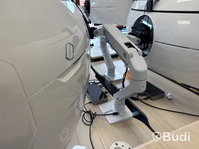 Samsung 49 tum curved datorskärm med bordfäste USB-docka samt logitech kamera. Skärmen är C49G95TSSR