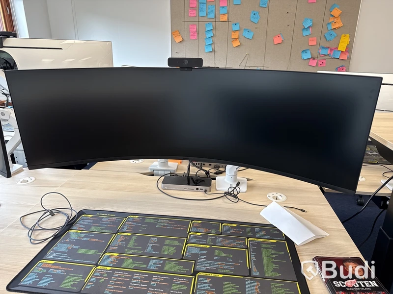Samsung 49 tum curved datorskärm med bordfäste USB-docka samt logitech kamera. Skärmen är C49G95TSSR