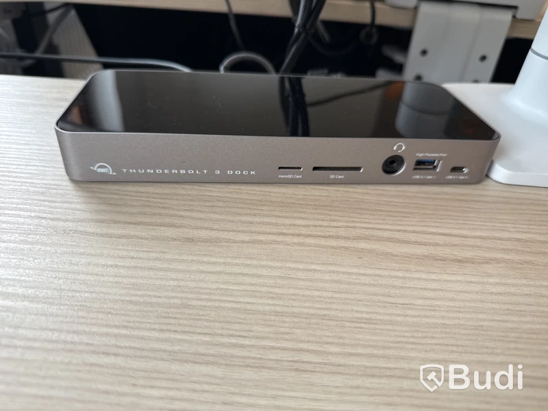 Samsung 49 tum curved datorskärm med bordfäste USB-docka samt logitech kamera. Skärmen är C49G95TSSR