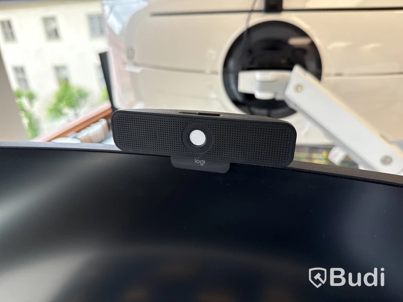 Samsung 49 tum curved datorskärm med bordfäste USB-docka samt logitech kamera. Skärmen är C49G95TSSR
