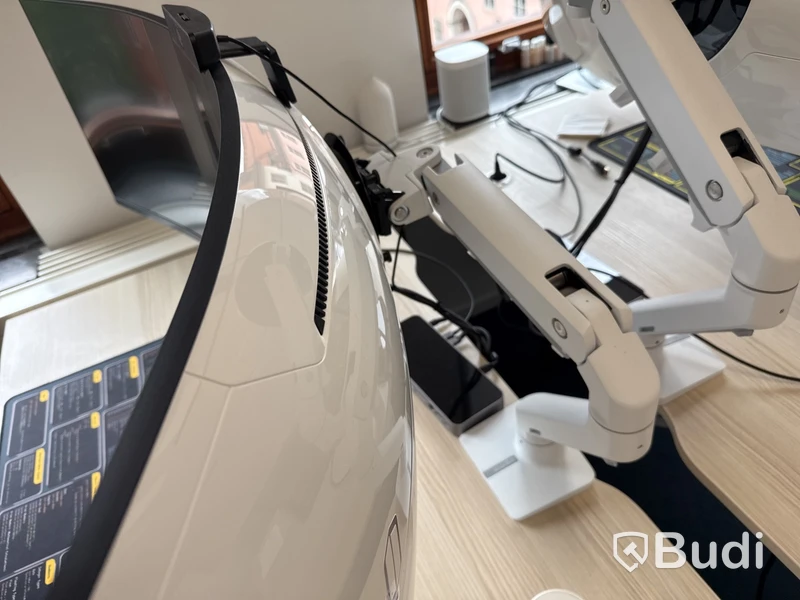 Samsung 49 tum curved datorskärm med bordfäste USB-docka samt logitech kamera. Skärmen är C49G95TSSR