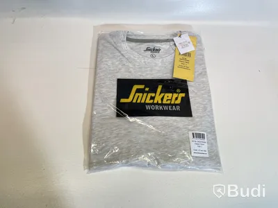 Parti med T-shirts, Snickers och HellyHansen i olika storlekar