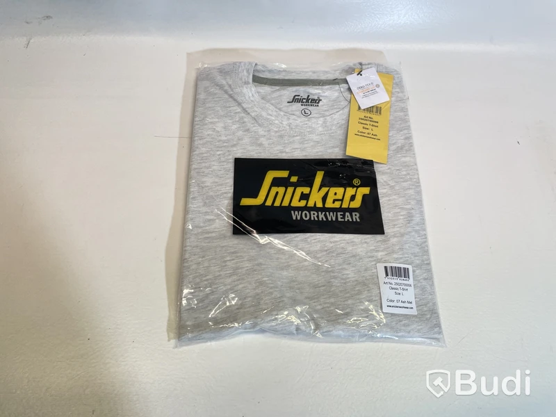 Parti med T-shirts, Snickers och HellyHansen i olika storlekar