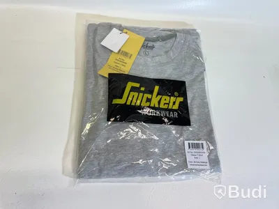 Parti med T-shirts, Snickers och HellyHansen i olika storlekar