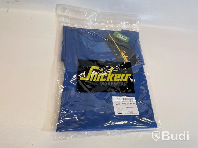 Parti med T-shirts, Snickers och HellyHansen i olika storlekar