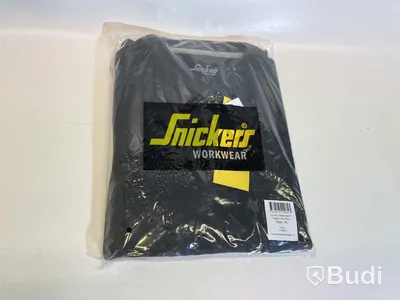 Parti med T-shirts, Snickers och HellyHansen i olika storlekar