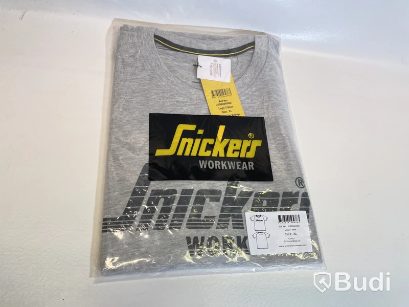 Parti med T-shirts, Snickers och HellyHansen i olika storlekar