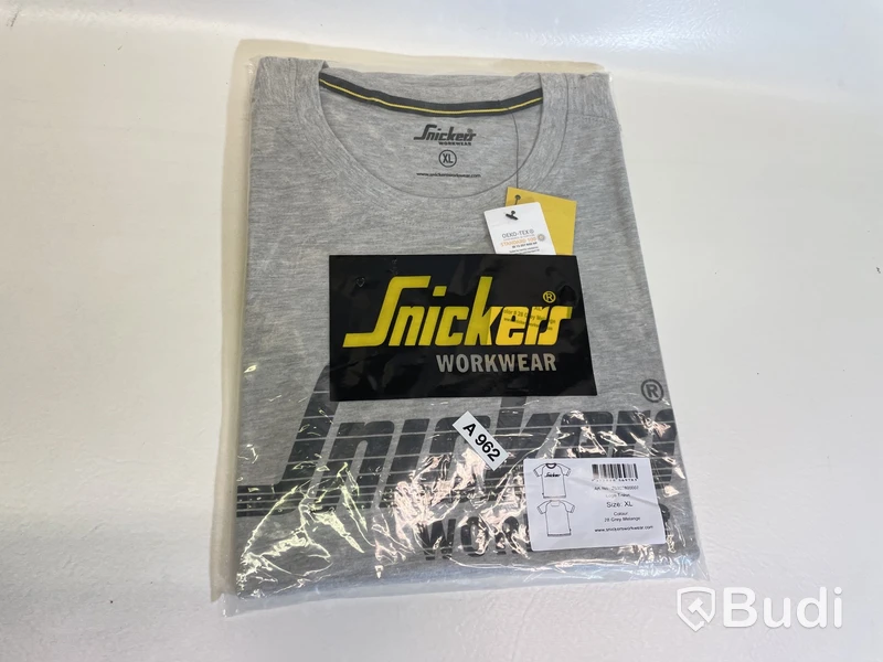 Parti med T-shirts, Snickers och HellyHansen i olika storlekar