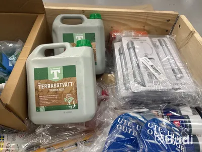 Pall med diverse produkter för hantverkaren eller hemmafixaren