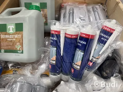 Pall med diverse produkter för hantverkaren eller hemmafixaren
