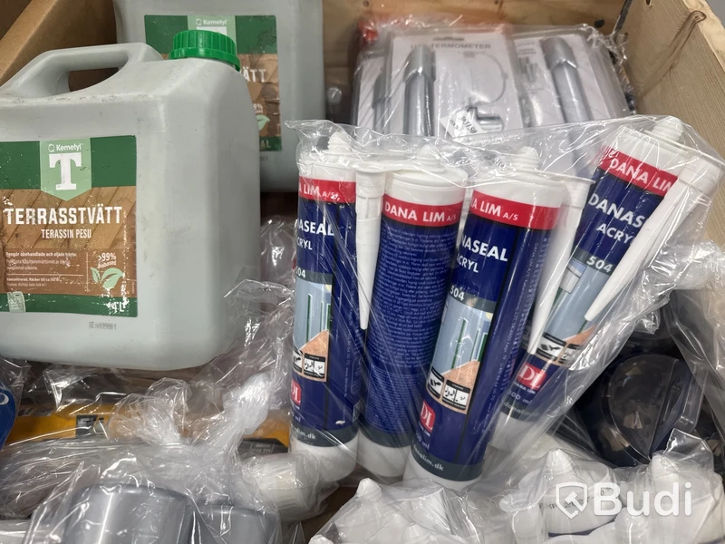 Pall med diverse produkter för hantverkaren eller hemmafixaren