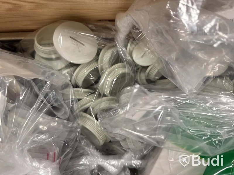 Pall med diverse produkter för hantverkaren eller hemmafixaren